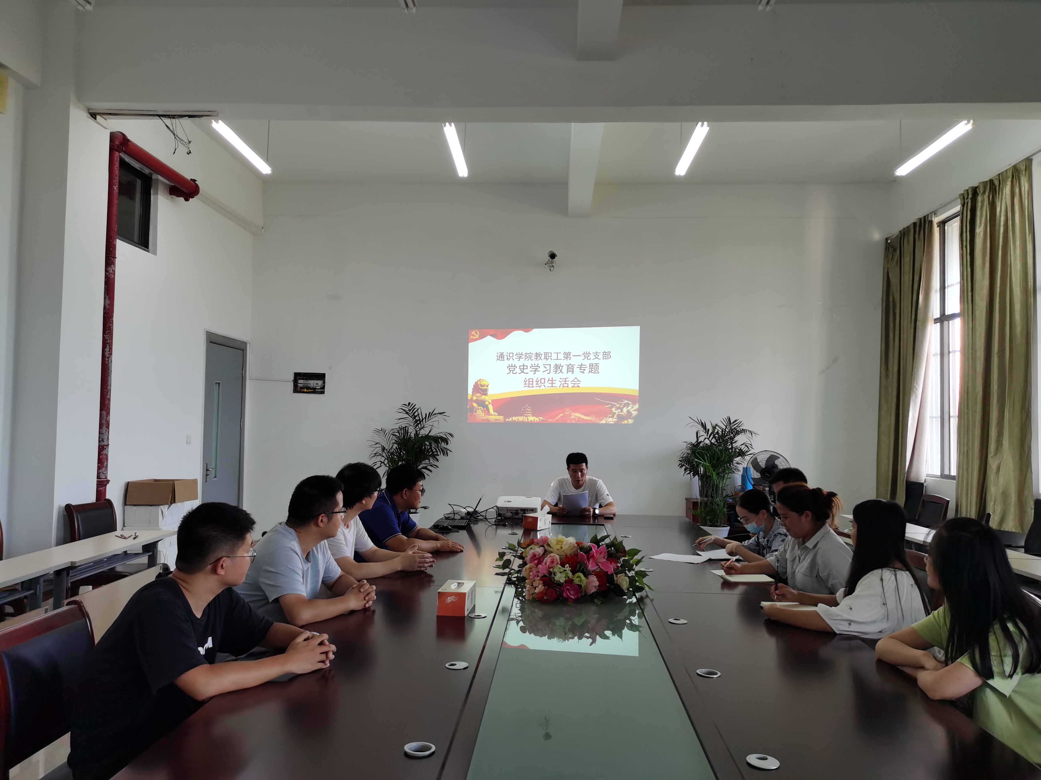 张侃在主持会议.jpg 张侃在主持会议.jpg