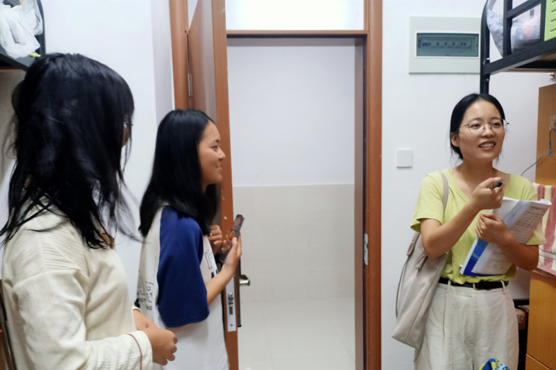 3.图为辅导员杨丽萍走访宿舍.jpg 3.图为辅导员杨丽萍走访宿舍.jpg