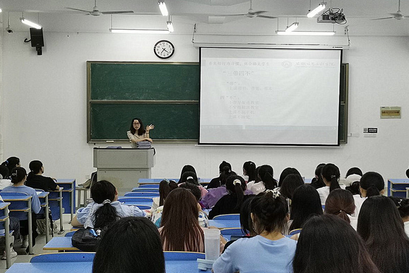 2.图为辅导员为学生开学风建设主体班会.jpg 2.图为辅导员为学生开学风建设主体班会.jpg