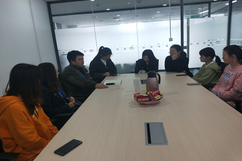 图为华静、王丹与讯飞爱学的实习学生座谈.jpg 图为华静、王丹与讯飞爱学的实习学生座谈.jpg