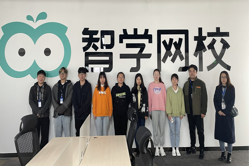 图为讯飞爱学的实习学生与老师及单位负责人合影.jpg 图为讯飞爱学的实习学生与老师及单位负责人合影.jpg