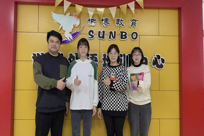 图为华静老师与世博教育(合肥)实习学生代表及企业负责人合影.jpg 图为华静老师与世博教育(合肥)实习学生代表及企业负责人合影.jpg