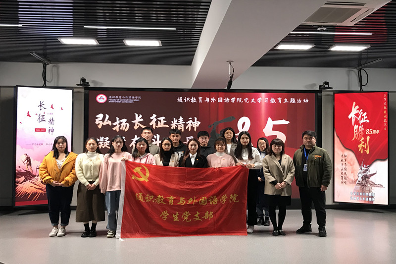 图为活动师生代表合影.jpg 图为活动师生代表合影.jpg