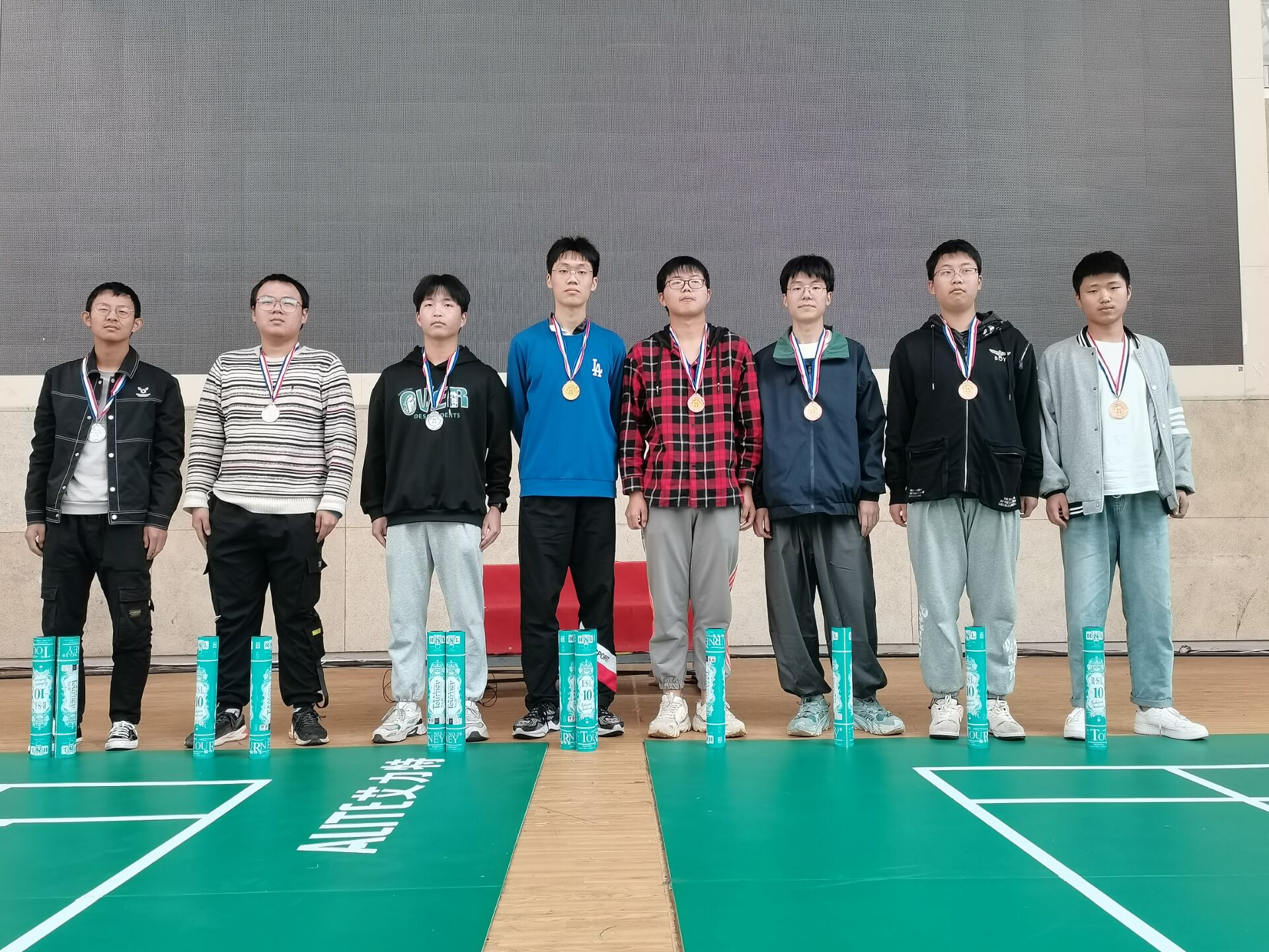 图为男子八强选手合影.jpg 图为男子八强选手合影.jpg