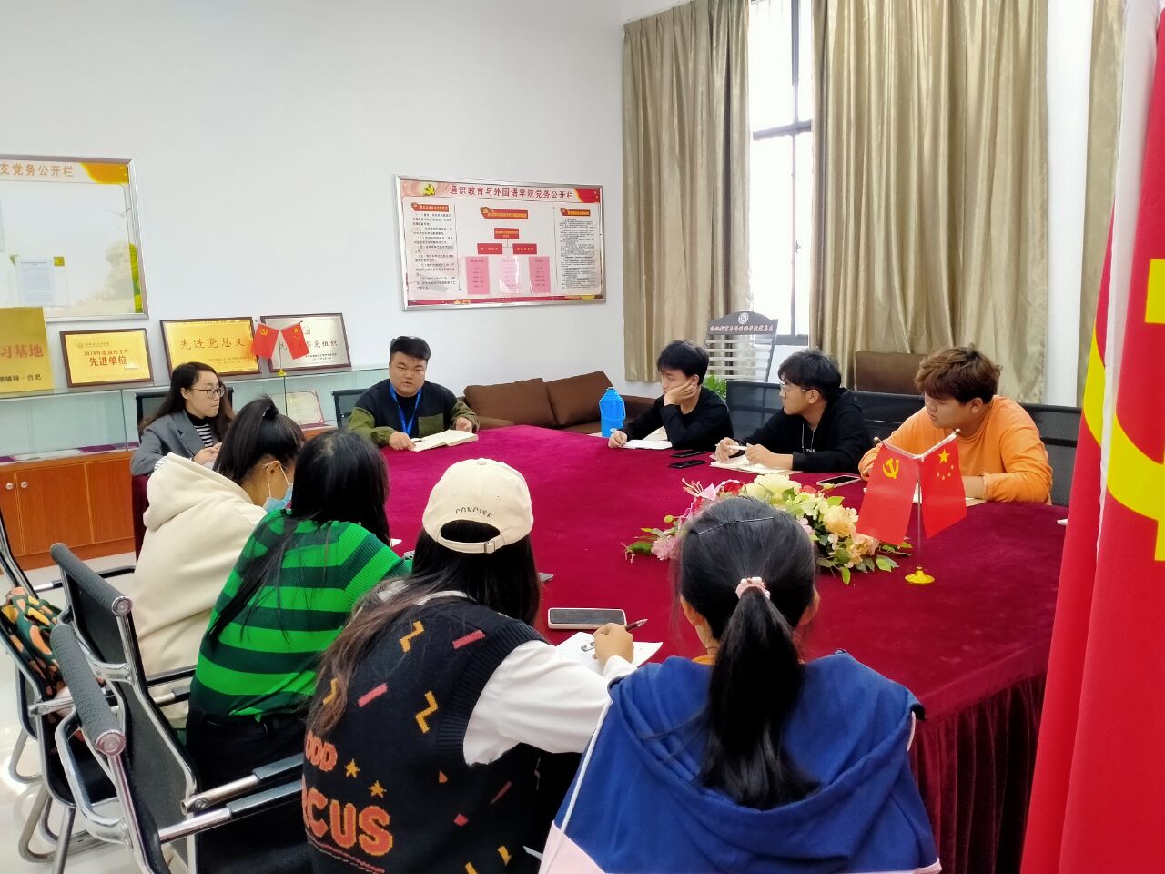 图为华静讲话.jpg 图为华静讲话.jpg