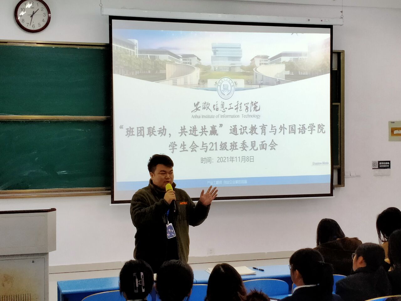 图为华静讲话.jpg 图为华静讲话.jpg