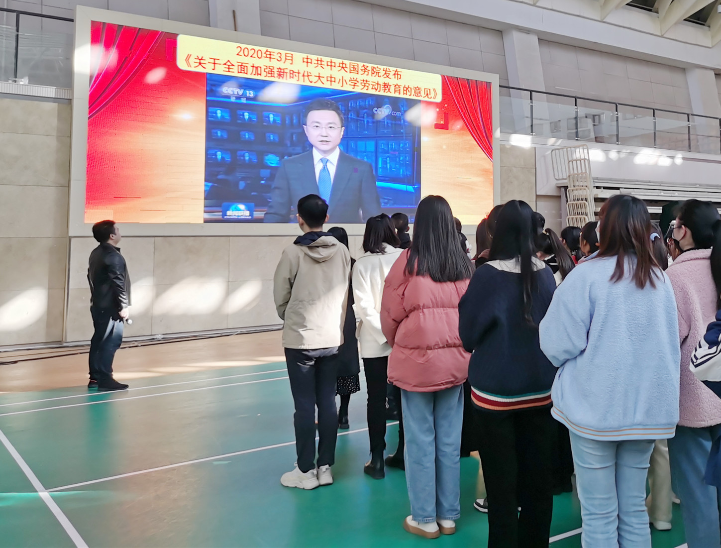 图为华静为学生宣贯文件精神.jpg 图为华静为学生宣贯文件精神.jpg