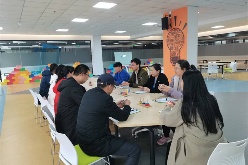 高级体验式培训师王睿教大家“玩”魔方.jpg 高级体验式培训师王睿教大家“玩”魔方.jpg