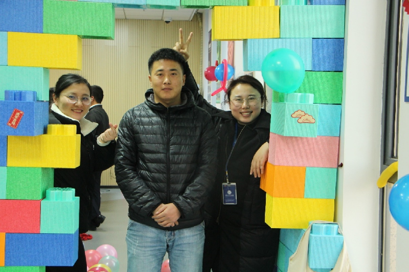 年会现场开心的老师.png 年会现场开心的老师.png