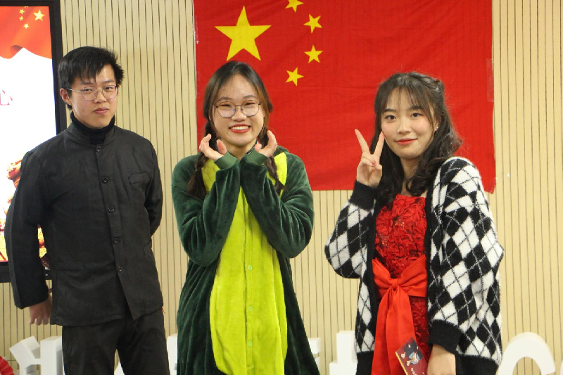 年会现场开心的学生.png 年会现场开心的学生.png