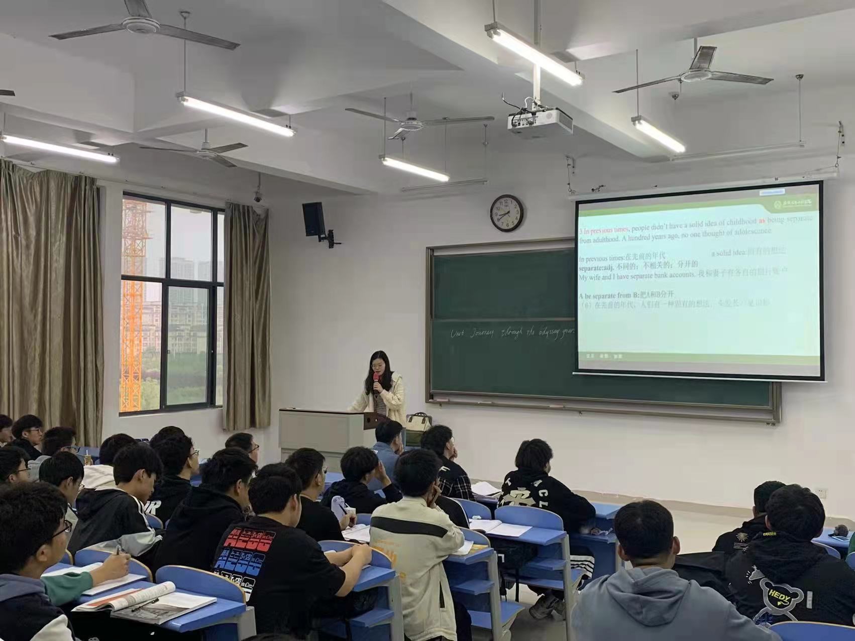 林晓娟老师在上课中.jpg 林晓娟老师在上课中.jpg