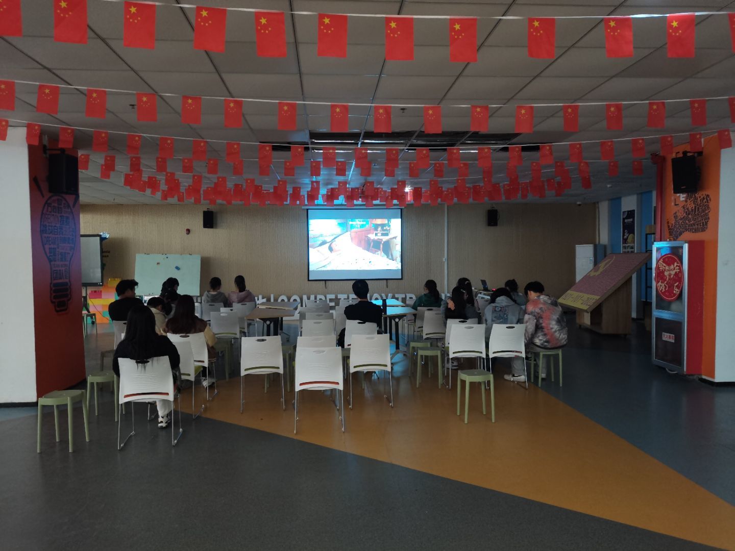 图为观影活动现场.jpg 图为观影活动现场.jpg