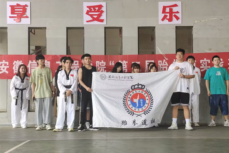 图为活动人员合影留念.jpg 图为活动人员合影留念.jpg