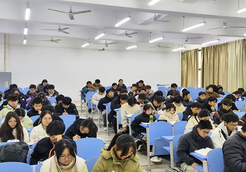 图1为 学院领导、教授及青年教师观摩学习.jpg