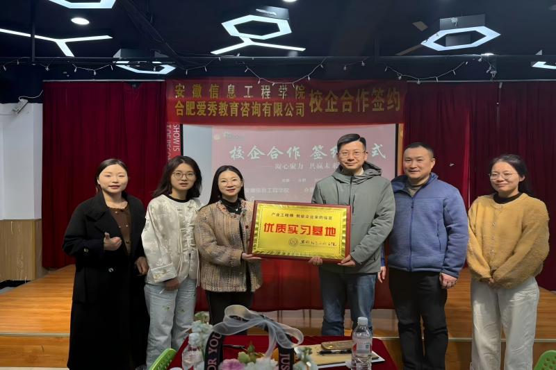 图4 访企拓岗授牌仪式.jpg