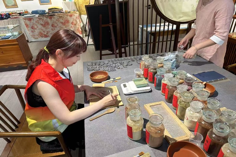 图片 2 团队成员记录所需原料克数.jpg