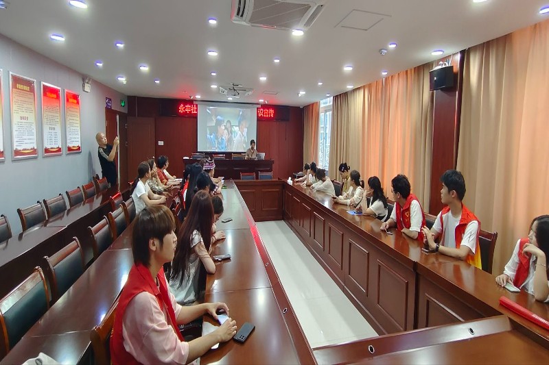 图片三:2025年6月29日,志愿者在永丰社区观看爱国电影.jpg