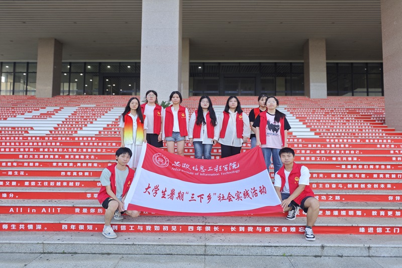 图为团队成员活动前集体合影.jpg 图为团队成员活动前集体合影.jpg